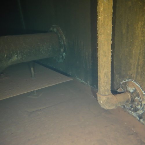 Sprinklertank-Inspektion: Stahltank, 15 Jahre – Inspektion Rohrschelle Stark Korrodiert Wandansicht Nahaufnahme